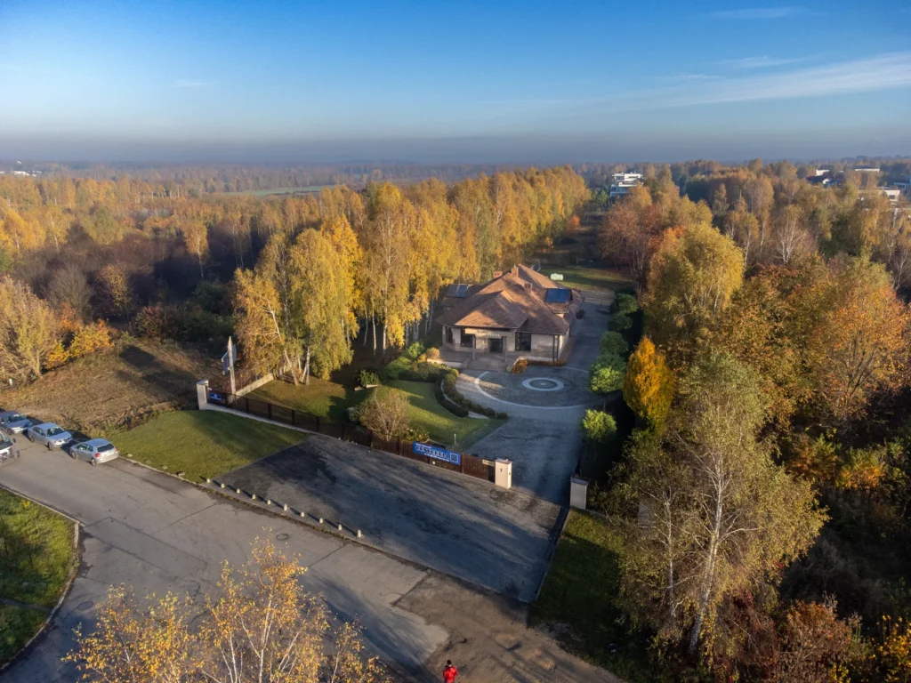 Wybór zakładu pogrzebowego jest bardzo osobistą decyzją, dlatego zawsze warto zasięgnąć opinii innych osób lub przeprowadzić rozmowę z różnymi firmami, aby znaleźć tę, która najlepiej odpowiada potrzebom i oczekiwaniom rodziny.